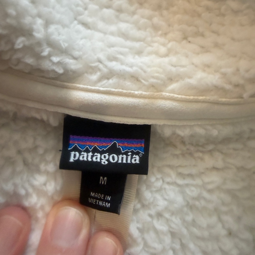 Patagonia Cream Sherpa Fleece Pullover with Logo Tag. EUC. Size medium. - Picture 2 of 2